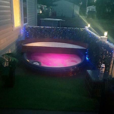 3 Bedroom Caravan With Hot Tub Tattershall Lakes Exteriör bild