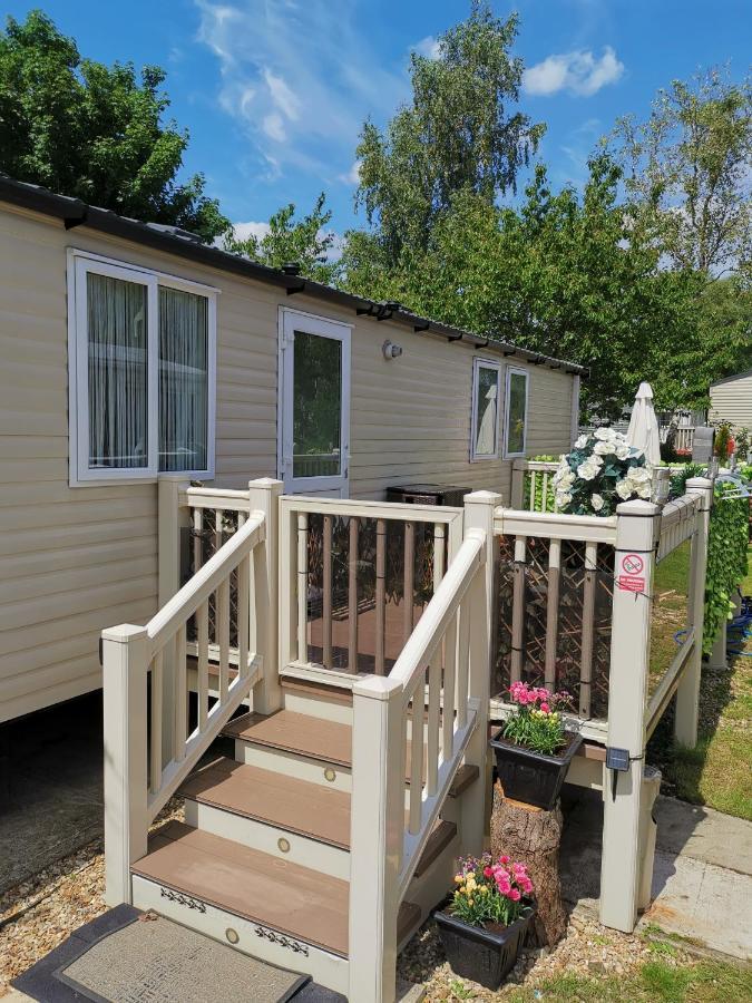 3 Bedroom Caravan With Hot Tub Tattershall Lakes Exteriör bild