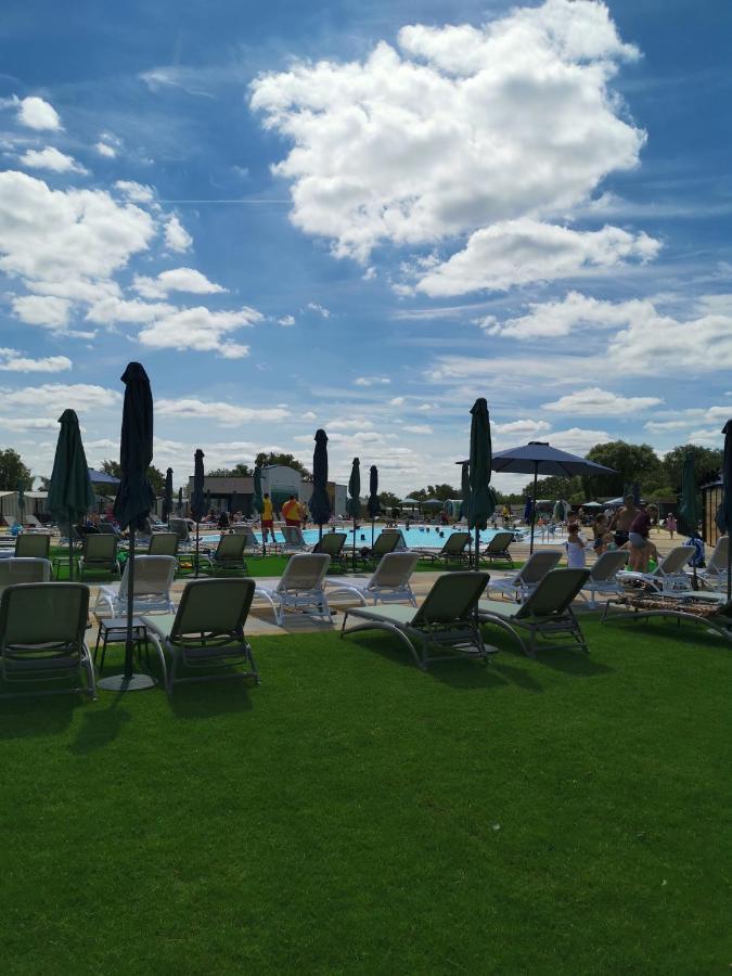 3 Bedroom Caravan With Hot Tub Tattershall Lakes Exteriör bild