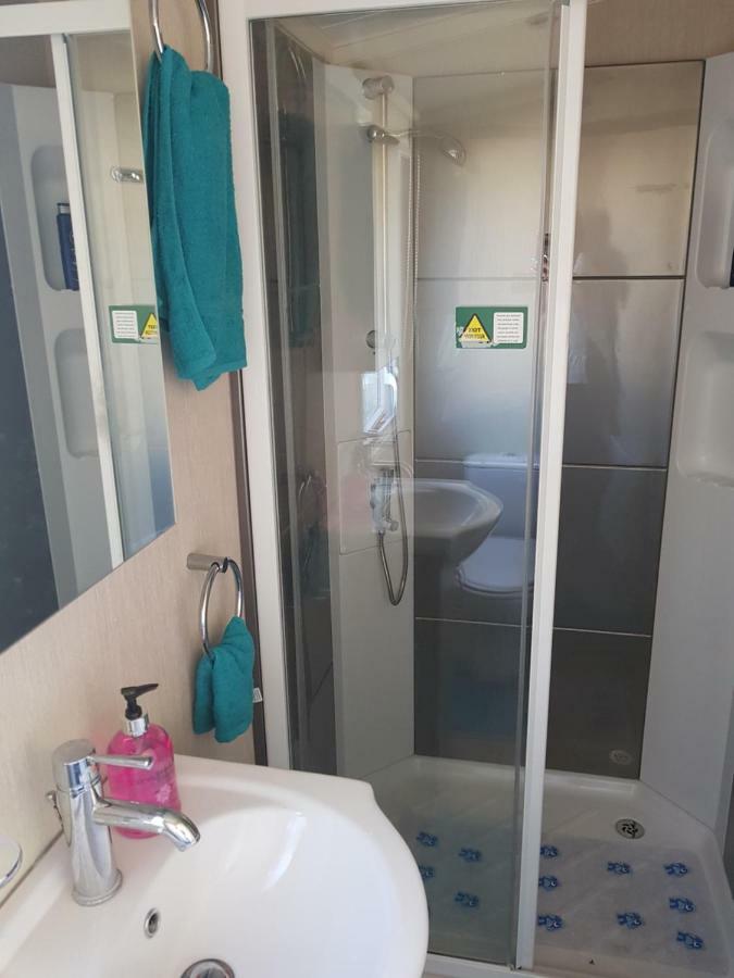 3 Bedroom Caravan With Hot Tub Tattershall Lakes Exteriör bild