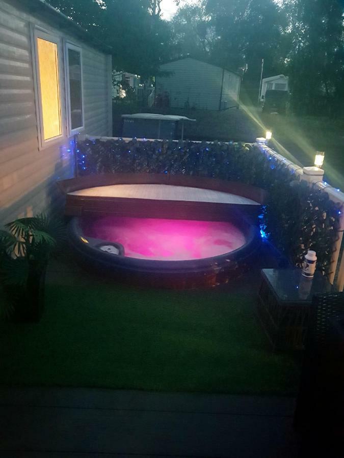 3 Bedroom Caravan With Hot Tub Tattershall Lakes Exteriör bild