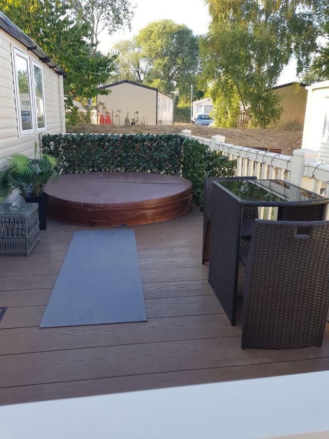 3 Bedroom Caravan With Hot Tub Tattershall Lakes Exteriör bild